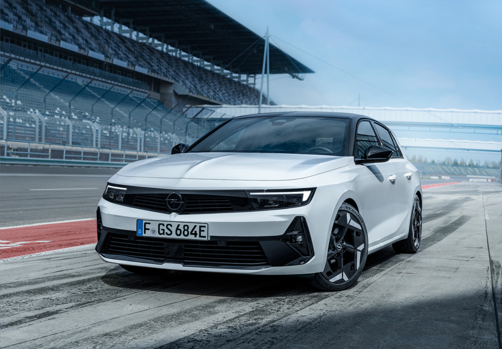 Opel zveřejňuje první snímky nových modelů Astra GSe a Astra Sports Tourer GSe